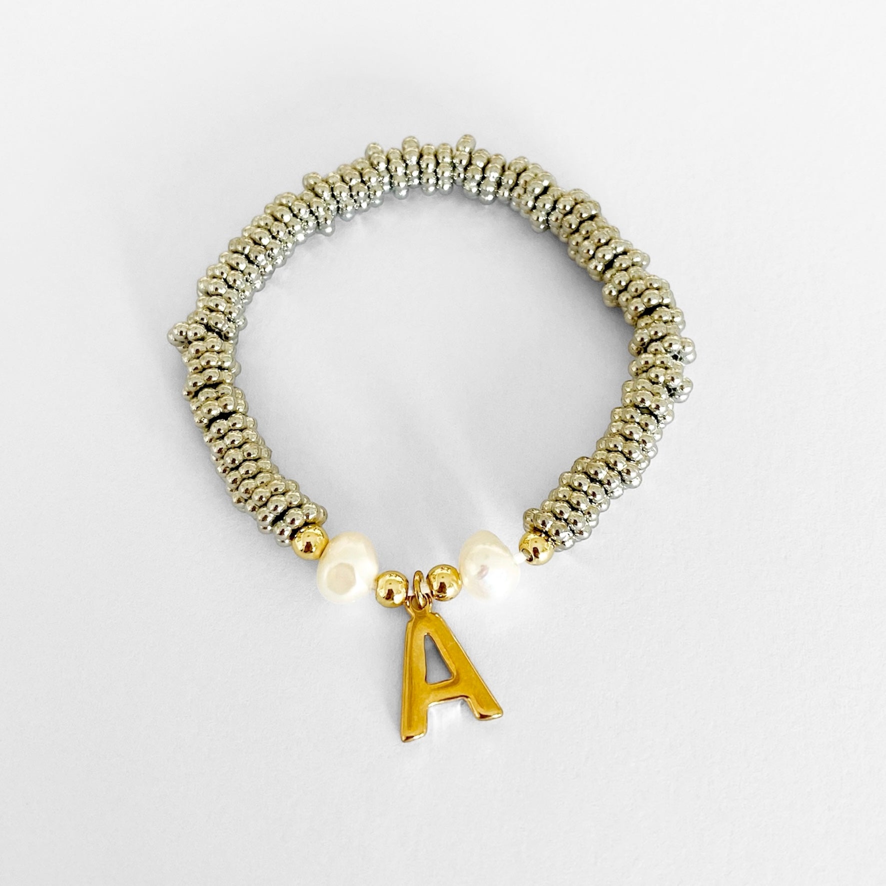 Pulsera plata inicial dorada