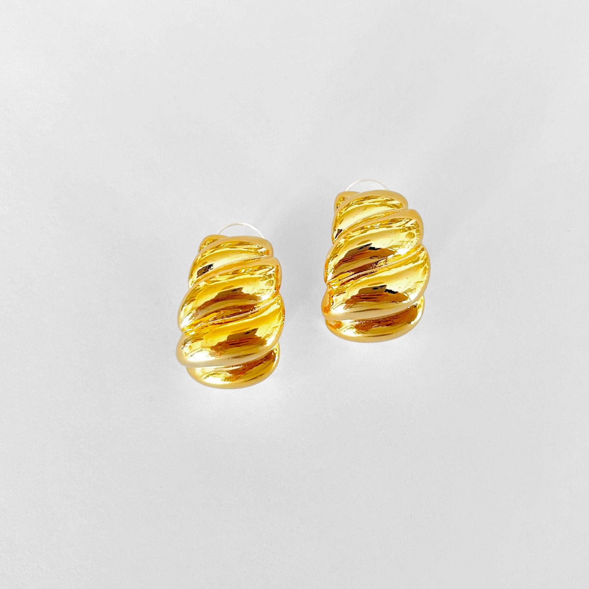 Hoops doradas torcidas