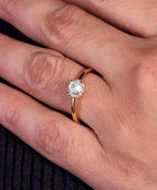 Anillo solitario zirc dorado