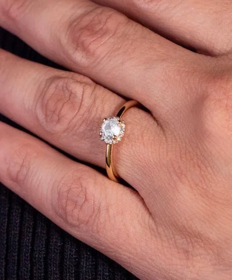Anillo solitario zirc dorado