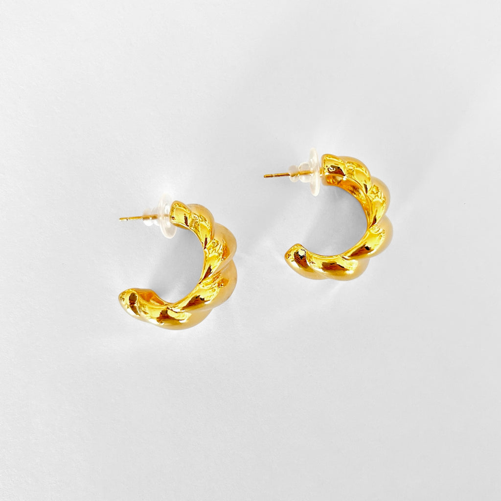 Hoops doradas torcidas