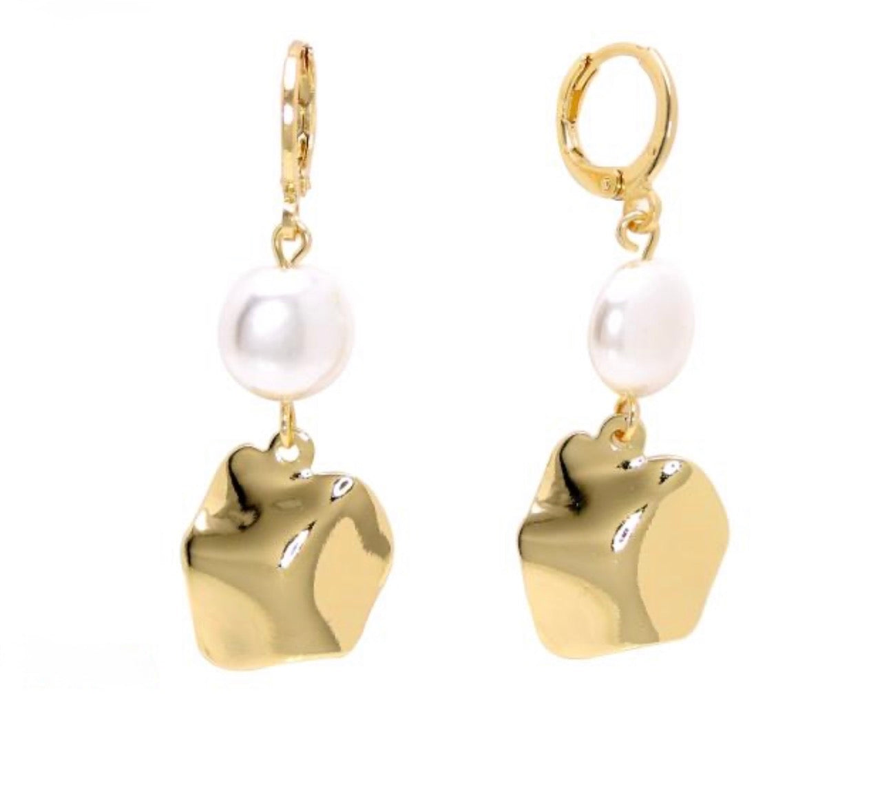 Aretes perla y figura colgando