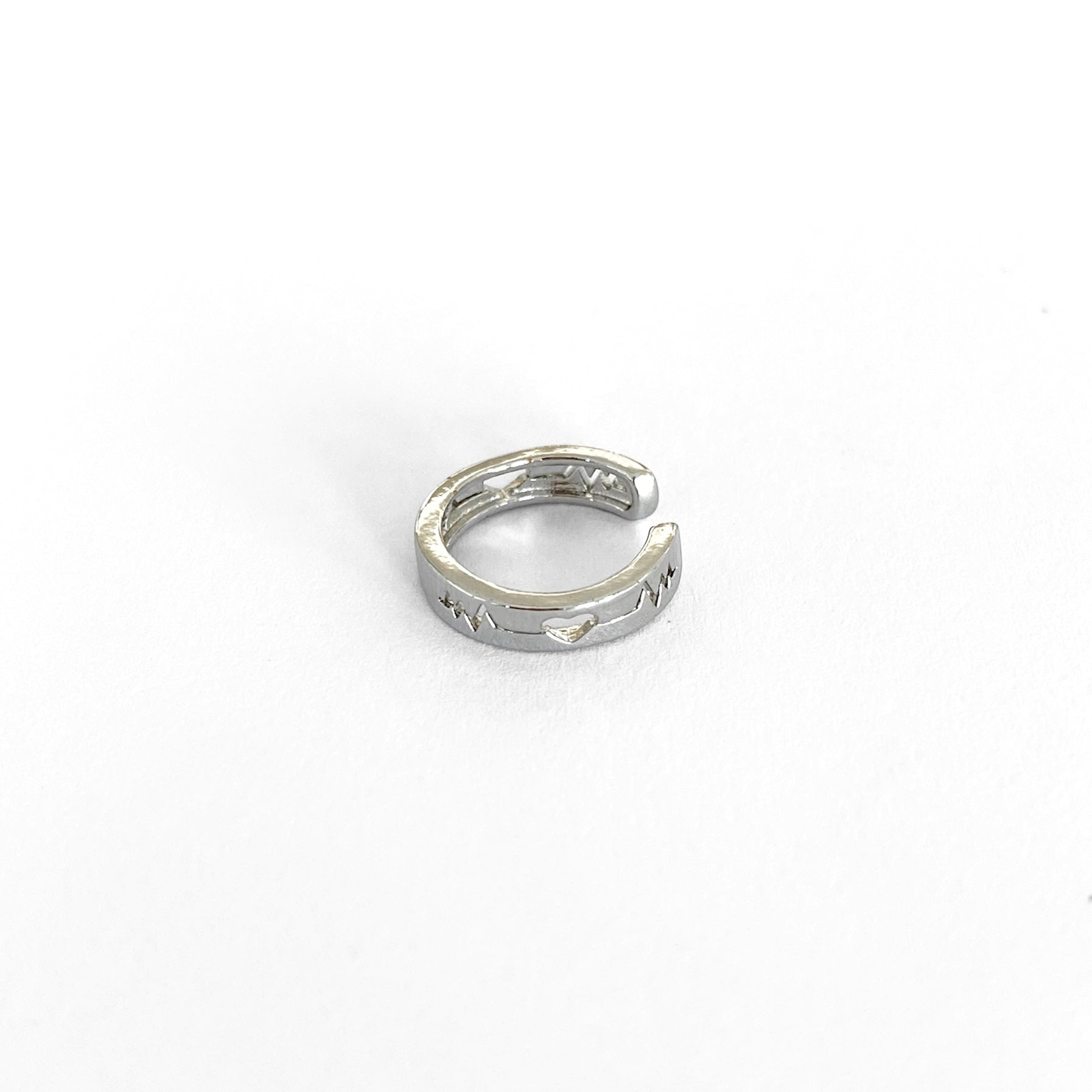 Ear cuff plateado con mini corazones